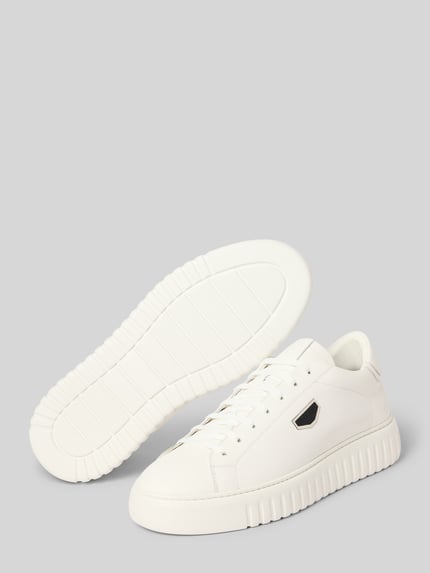 Produktfoto, Sneaker aus Leder mit Label-Applikation van Antony Morato, heren sneakers van echt leer, afgeronde punt, vetersluiting, labelapplicatie, hakhoogte maat 44: 5 cm, schachthoogte maat 44: 9 cm, schachtbreedte maat 44: 7 cm, wit met gestructureerde rubberen zool, glad oppervlak