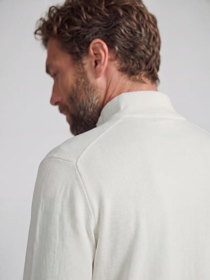 Männermodel trägt Regular Fit Troyer aus reiner Baumwolle von Tommy Hilfiger, cremeweiß, glatte Struktur, Ganzkörperansicht Rückansicht