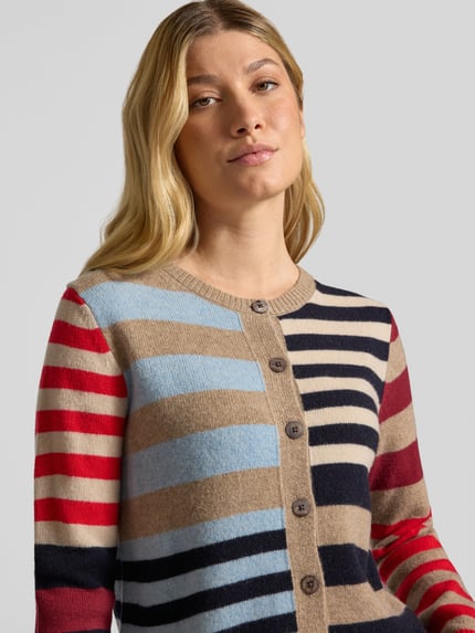 Frauenmodel trägt Strickjacke im Allover-Look mit Rundhalsausschnitt von Christian Berg Woman, gestreiftes Design, Reine Baumwolle, Regular Fit, Knopfleiste, Nahaufnahme Oberkörper.