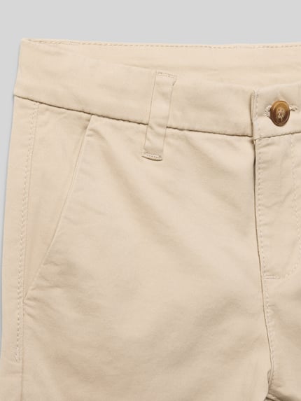 Produktfoto, Hose mit Eingrifftaschen von Mayoral in Beige, Baumwoll-Elasthan-Mix, sichtbare Struktur, Regular Fit, Nahaufnahme Bund und Taschen