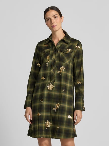 Frauenmodel trägt knielanges Hemdblusenkleid mit Pailletten Modell 'MARTERA' von 0039 Italy in Grün mit Karomuster, Ganzkörperansicht von vorne.
