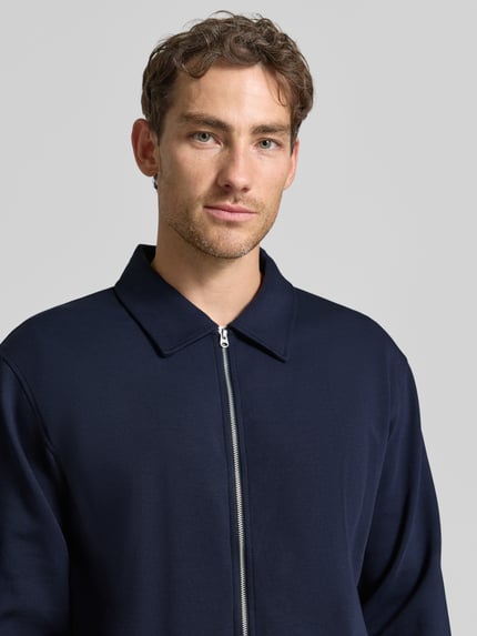 Mannelijk model draagt Regular sweatjack van katoenmix model 'TOM' van Selected in donkerblauw, Heren sweatjack, nahaufnahme bovenlichaam.