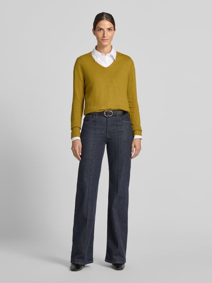 Frauenmodel trägt Regular Fit Sweatshirt aus Viskose-Anteil von Christian Berg Woman in Gelb, V-Ausschnitt, gerippte Abschlüsse, Viskose-Mix, Ganzkörperansicht von vorne.