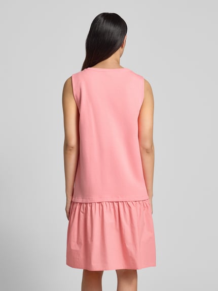 Frauenmodel trägt Relaxed Fit Freizeitkleid aus Viskose-Mix von Tom Tailor in Rosa mit glatter Textur, Ganzkörperansicht Rückansicht, Damen Freizeitkleid von Tom Tailor.