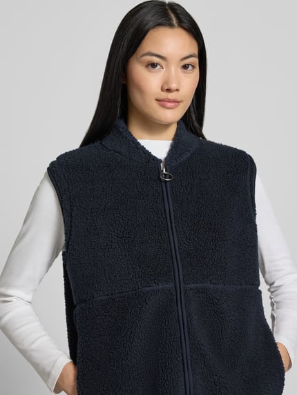 Kobiece model prezentuje kamizelkę z tkaniny w kolorze granatowym, tekstura pluszowa, Regular Fit Weste mit Stehkragen Modell 'SC-ONYX 3' od Soyaconcept, damska kamizelka, zbliżenie na górną część ciała, widok od przodu