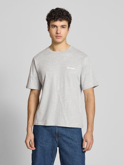 Männermodel trägt T-shirt met logoprint en ronde hals van katoen- en viscosemix in regular fit, heren, ruglengte maat M 64 cm, REVIEW, Ganzkörperansicht van voren.