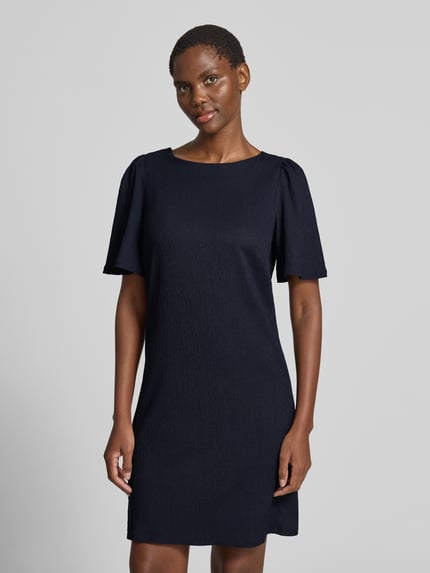 Frauenmodel trägt knielanges Kleid mit Rundhalsausschnitt von Zero, Material-Mix mit Stretch-Anteil, gerader Schnitt, Ganzkörperansicht von vorne.
