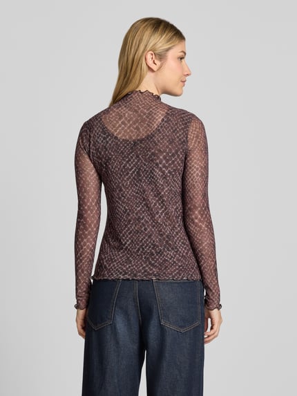 Frauenmodel trägt semitransparentes Longsleeve mit Stehkragen von zero, Muster in Brauntönen, Slim Fit, Material-Mix mit Stretch, Ganzkörperansicht Rückansicht.