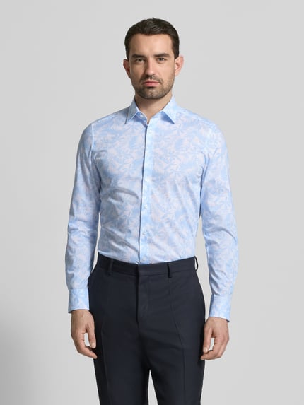 Mannenmodel draagt Slim Fit Business-Hemd met Kentkragen van OLYMP Level Five, lichtblauw-wit, katoen-elastaanmix, allover-patroon, frontale volledige lichaamsweergave.
