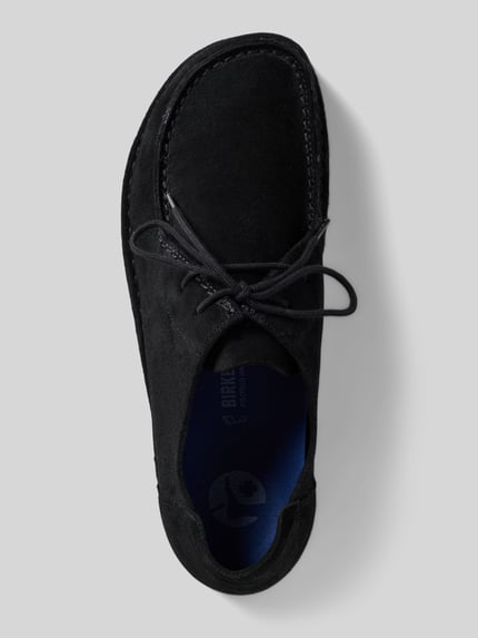 Produktfoto, schwarze Schnürschuhe aus beschichtetem Leder mit strukturierter Sohle, Modell 'UTTI' von Birkenstock, abgerundete Form, Absatzhöhe 1 cm, Schafthöhe 10 cm, Schaftweite 11 cm.