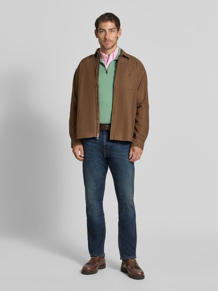 Männermodel trägt Straight Fit Jeans aus Baumwoll-Mix Modell 'HAMPTON' von Polo Ralph Lauren in Dunkelblau, Ganzkörperansicht von vorne, Herren Straight Fit Jeans von Polo Ralph Lauren