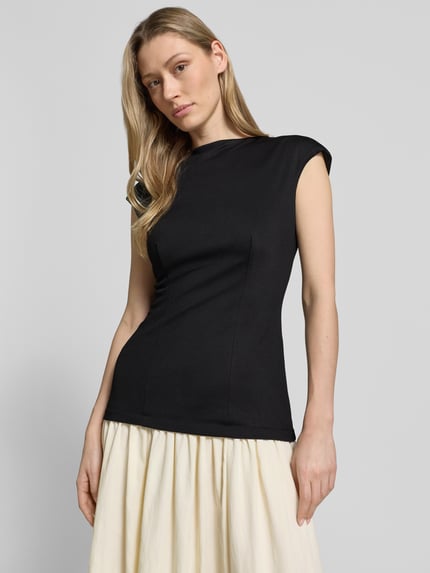 Kobiece modelka nosi sukienka midi 'Midikleid im 2-in-1-Look' od Little Mistress, mieszanka materiałów z dodatkiem streczu, linia a, efekt 2 w 1, okrągły dekolt, długość tyłu w rozmiarze 36: 127 cm, szerokość w rozmiarze 36: 45 cm, jasna spódnica, czarna góra, gładkie faktury, całkowity widok od przodu.