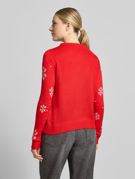 Frauenmodel trägt Pullover mit flauschigem Schneemann-Motiv von VERO MODA, mehrfarbig, Strickoptik, Ganzkörperansicht Rückansicht.