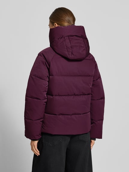 Frauenmodel trägt Regular Fit Steppjacke aus Material-Mix Modell 'Pavinaria' von MSCH Copenhagen, dunkellila, Ganzkörperansicht Rückansicht.