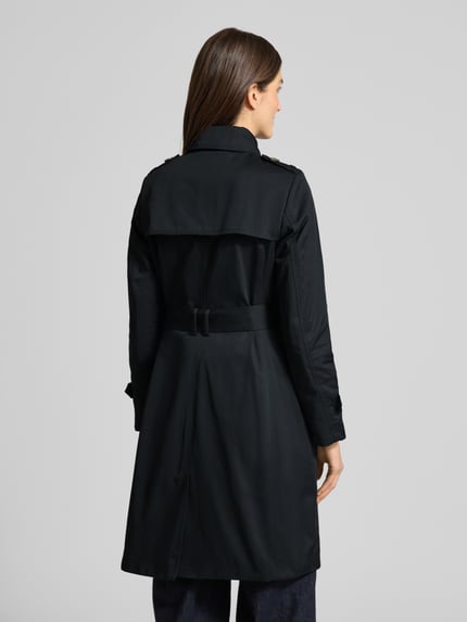 Vrouwenmodel draagt 'Mantel mit Stoffgürtel' van Jake*s Casual, zwart, mix van katoen, getailleerd, knoopsluiting, schouderdetail, riem, steekzakken, ruglengte 99 cm, schouderbreedte 40 cm, borstwijdte 41 cm, mouwlengte 64 cm. Volledige lichaamsweergave rugaanzicht.
