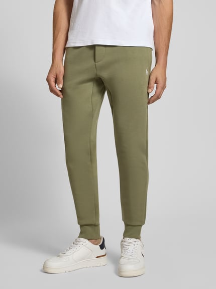 Männermodel trägt olivgrüne Regular Fit Sweathose aus Baumwoll-Mix von Polo Ralph Lauren, glatte Struktur, Ganzkörperansicht von vorne, Herren Sweathose von Polo Ralph Lauren