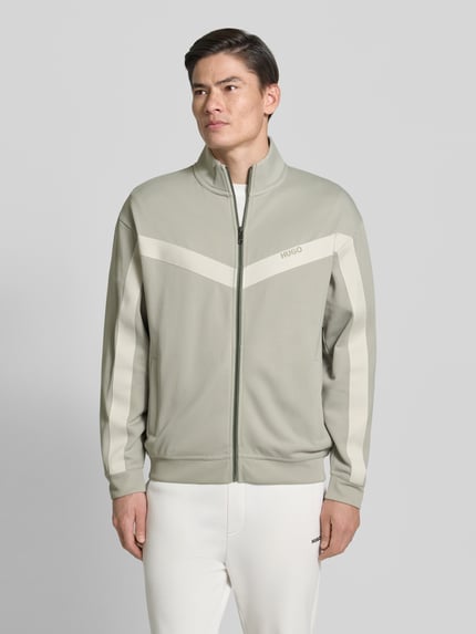 Männermodel trägt Relaxed Fit Sweatjacke mit Baumwoll-Anteil Modell 'DARTI' von HUGO, Optik: Unifarben, Ganzkörperansicht von vorne.