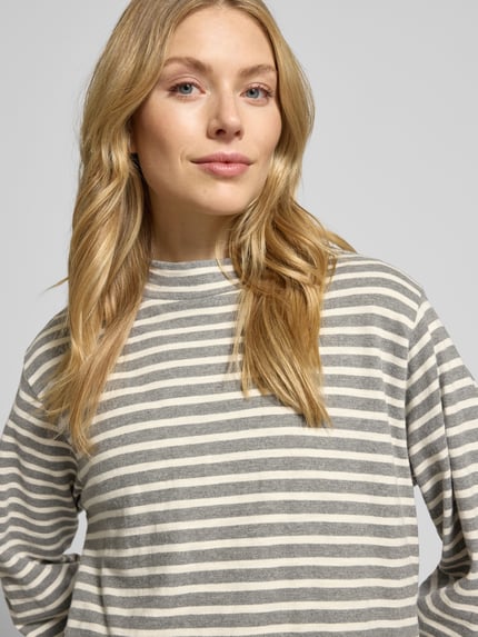 Kobiece modelka nosi Regular Fit Langarmshirt aus reiner Baumwolle od Marc O'Polo, szare i białe paski, dzianina, zbliżenie górnej części ciała.