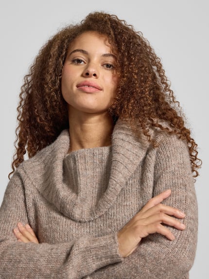 Modelka kobieca nosi Regular Fit Strickpullover mit Woll-Anteil Modell 'SHINE' od Only, melanżowy sweter z dekoltem carmen, z długim rękawem, tekstura prążkowana, widok z przodu, zbliżenie na górną część ciała.