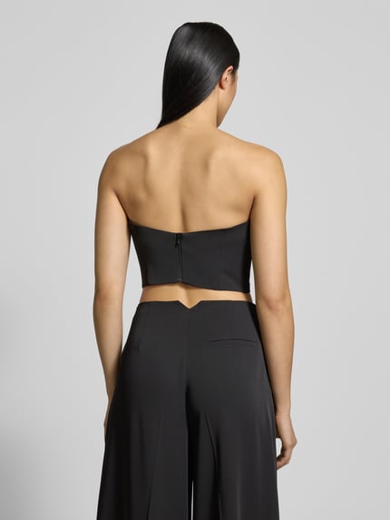 Kobiece modelka nosi Slim Fit Top im schulterfreien Design von Jake*s Cocktail, czarny, elastyczny materiał, widok całej sylwetki z tyłu.