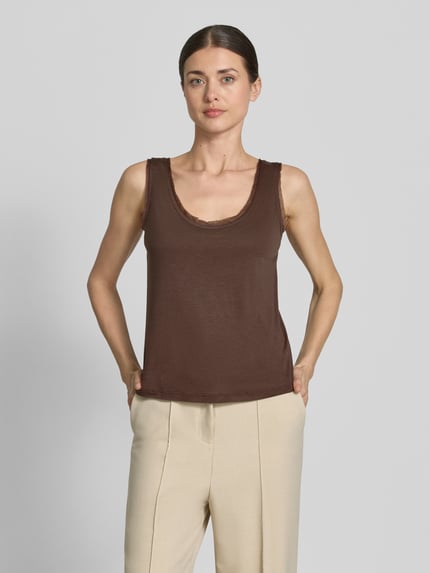 Frauenmodel trägt Tanktop mit Rundhalsausschnitt und abgerundetem Saum von Jake*s Casual, braune Farbe, Zierbesatz, Loose Fit, Rückenlänge 36 cm, Ganzkörperansicht von vorne.