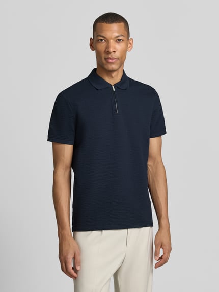 Männermodel trägt Regular Fit Poloshirt mit Strukturmuster von MCNEAL in Dunkelblau, Baumwoll-Mix, Reißverschluss, Kurzärmelig, Ganzkörperansicht von vorne.