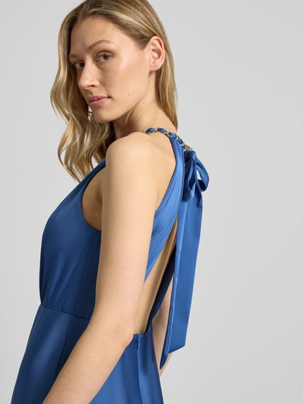 Vrouwenmodel draagt 'Neckholder-maxi-jurk met flechtkette en diep rugdecolleté' van Jake*s Cocktail in blauw, materiaalmix met stretch, A-lijn, detailopname schouderpartij