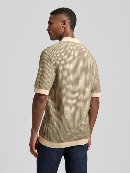 Męski model nosi Regular Fit Poloshirt in Strick-Optik Modell 'Kingsley' von Jack & Jones Premium, beżowy, bawełna, krój regular fit, imitacja dzianiny, z krótkim rękawem, kołnierzyk polo, elastyczne wykończenia, długość tyłu w rozmiarze M: 77 cm, Ganzkörperansicht Rückansicht.