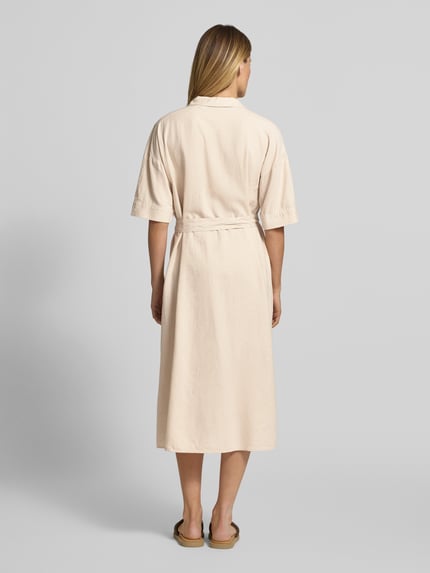 Vrouwenmodel draagt Relaxed Fit Midikleid uit linnenmix model 'Falakka' van B.Young, lichte kleur, rechte vormen, hele knopenrij, omgeslagen kraag, halflange mouw, materiaal met viscose, ruglengte 120 cm, borstwijdte 50 cm, mouwlengte 23 cm, geheel achteraanzicht
