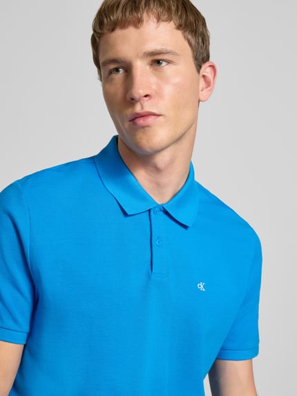 Männermodel trägt Straight fit Poloshirt mit Labelstitching von Calvin Klein Jeans, puur katoen, polokraag, Nahaufnahme Oberkörper
