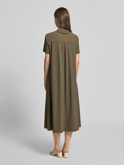 Frauenmodel trägt Midikleid mit Strukturmuster und Umlegekragen Modell 'JOSEPHINA' von Raffaello Rossi in Oliv, lockerer Schnitt, Material-Mix mit Stretch-Anteil, Ganzkörperansicht Rückansicht.