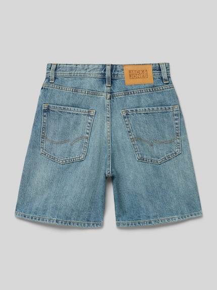 Produktfoto, Straight Fit Shorts mit Logo-Patch Modell 'Tony' von Jack & Jones aus reiner Baumwolle, 5-Pocket-Design, hellblau, Knopf-Reißverschluss, sichtbare Bundweite und Innenbeinlänge für Kinder.