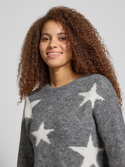 Frauenmodel trägt Oversized Strickpullover mit Woll-Anteil Modell 'AZU' von Only, Optik: Unifarben, Sternenmuster, Nahaufnahme Oberkörper.
