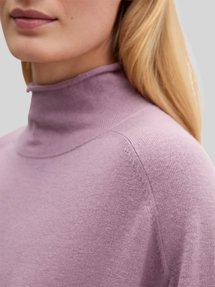 Frauenmodel trägt Rollkragenpullover mit Mock Neck von MARC O’POLO in Flieder, Feinstrick, Struktur, Loose Fit, Nahaufnahme Oberkörper.