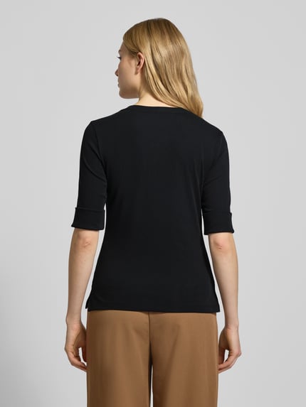 Frauenmodel trägt T-Shirt mit V-Ausschnitt Modell 'JUDY' von Lauren Ralph Lauren in Schwarz, Regular Fit, Rückansicht, Baumwoll-Elasthan-Mix.