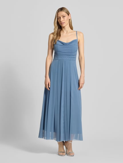 Frauenmodel trägt Cocktailkleid mit Drapierungen von TROYDEN COLLECTION in Blau, Mesh, Taillierter Schnitt, Midikleid, Wasserfall-Ausschnitt, Ganzkörperansicht von vorne.