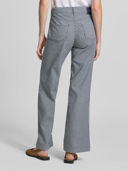 Frauenmodel trägt Wide Leg Jeans im Allover-Look von MAC, Baumwoll-Mix mit Stretch-Anteil, Eingrifftaschen, Ganzkörperansicht Rückansicht.