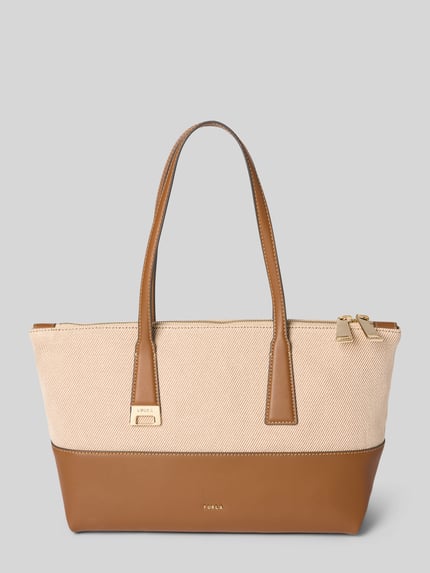 Produktfoto, torba shopper z detelem z logo model 'OLIVIA' od FURLA, główna przegroda z zamkiem błyskawicznym, uchwyt, szerokość w rozmiarze 1: 44 cm, długość w rozmiarze 1: 24 cm, głębokość w rozmiarze 1: 13 cm, długość paska na ramię w rozmiarze 1: 58 cm, kolor beżowy i brązowy, tekstura płócienna i gładka skóra