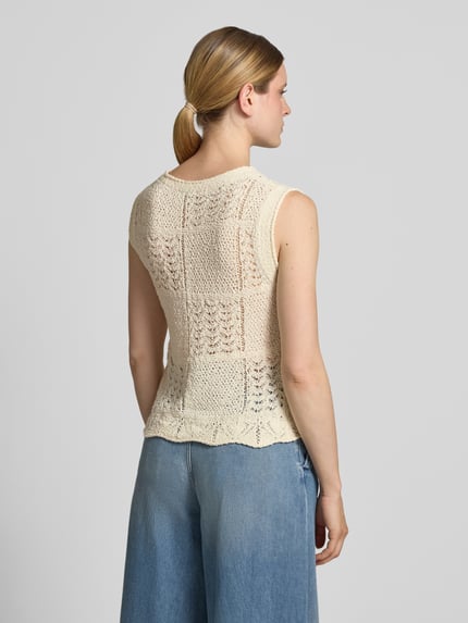 Frauenmodel trägt Regular Fit Pullunder aus Baumwoll-Mix von Tom Tailor in Strickoptik mit Struktur-Muster, cremefarben, Ganzkörperansicht Rückansicht.