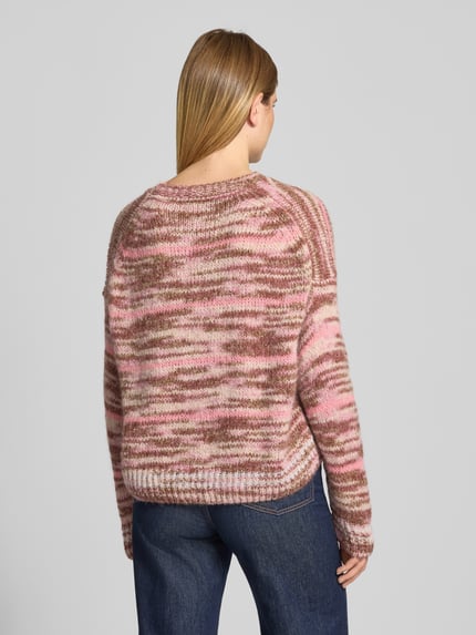 Frauenmodel trägt Pullover aus Alpaka mit gerippten Abschlüssen von MARC CAIN, mehrfarbig marmoriert gestrickt, Ganzkörperansicht Rückansicht.