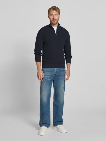 Männermodel trägt Slim Fit Troyer aus Baumwoll-Mix von Matinique, dunkelblau, gerippter Bund, Jeans, weiße Sneaker, Ganzkörperansicht von vorne, Herren Sweatshirt von Matinique, Langarm, Troyer-Kragen, Rückenlänge 67 cm, Ärmellänge 68 cm.