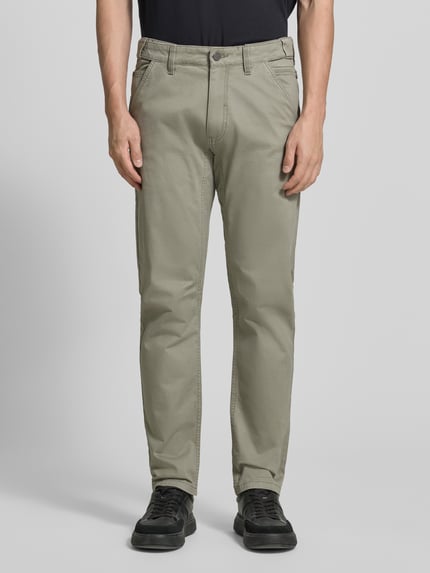 Männermodel trägt Regular Fit Chino aus Baumwoll-Mix von s.Oliver RED LABEL, unifarben, Mid Waist, 5-Pocket, Ganzkörperansicht von vorne.