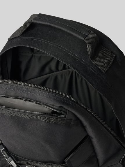 Produktfoto, Rucksack mit Logo-Patch Modell 'KICKFLIP' von Carhartt Work In Progress in Schwarz mit Reißverschlusstaschen und robuster Struktur