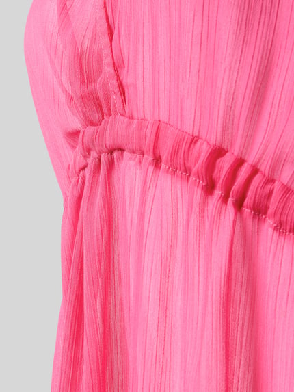 Detailopname van roze plissé stof met structuur en lichte glans, Kaftan met V-hals model 'SABRINA' van DORINA, dames kaftan, getailleerd model, mini-jurk, vetersluiting op mouwen en tailleband met vetersluiting