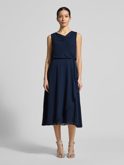 Kobiece modelka nosi Knielanges Cocktailkleid mit Wasserfall-Ausschnitt von Christian Berg Cocktail, szyfon, taliowany krój, długość do kolan, lejący dekolt, szerokie ramiączka, dół w kopertowym stylu, zapięcie na haftkę i zamek błyskawiczny z tyłu, długość tyłu w rozmiarze 36: 120 cm, szerokość w rozmiarze 36: 45 cm, granatowy, gładka tekstura, całkowity widok z przodu.