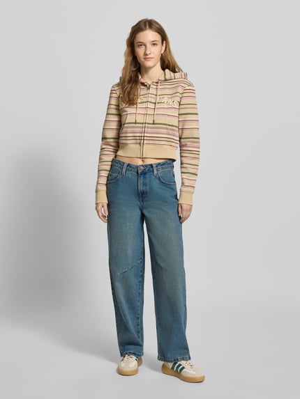 Modelka nosi Jeans mit 5-Pocket-Design Modell 'HAZAL' od Noisy May, czysty bawełna, luźny krój, niebieski, Szerokość w rozmiarze 27/30: 37 cm, długość nogawki 73 cm, widok całej sylwetki z przodu.