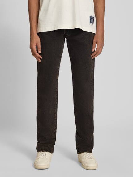 Mężczyznamodel nosi czarne jeansy Slim Fit Jeans aus Baumwoll-Mix Modell '511® SLIM' von Levi's®, proste nogawki, gładka faktura, Ganzkörperansicht z przodu, Herren Slim Fit Jeans von Levi's®