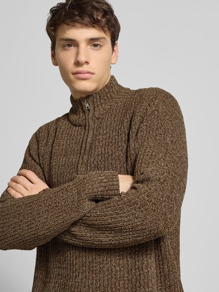 Männermodel trägt Regular Fit Troyer mit kurzem Reißverschluss Modell 'JOIN' von Only & Sons, grob gestrickt, melierte Optik, Nahaufnahme Oberkörper.