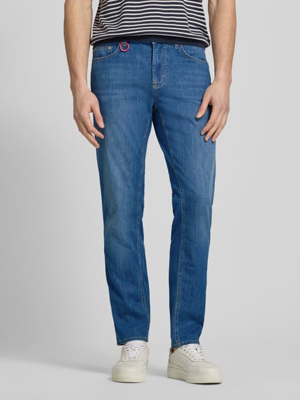 Męskimodel nosi Modern Fit Jeans mit Karabiner Modell 'Mitch' von JOOP! Jeans, mieszanka bawełny z dodatkiem streczu, niebieski, wpuszczane kieszenie, karabińczyk; szerokość w rozmiarze 32/32: 43 cm, długość wewnętrzna nogawki: 78 cm; zdjęcie całej sylwetki z przodu.