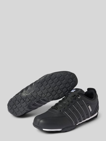 Produktfoto, Sneaker aus Leder mit Label-Details Modell 'Arvee 1.5' von K-SWISS, heren sneakers, gecoat leer, afgerond model, vetersluiting, labeldetails, geprofileerde zool, hakhoogte maat 44: 1 cm, schachthoogte maat 44: 9 cm, schachtbreedte maat 44: 9 cm, zwart met witte accenten, textuurmix van glad leer en profielzool.